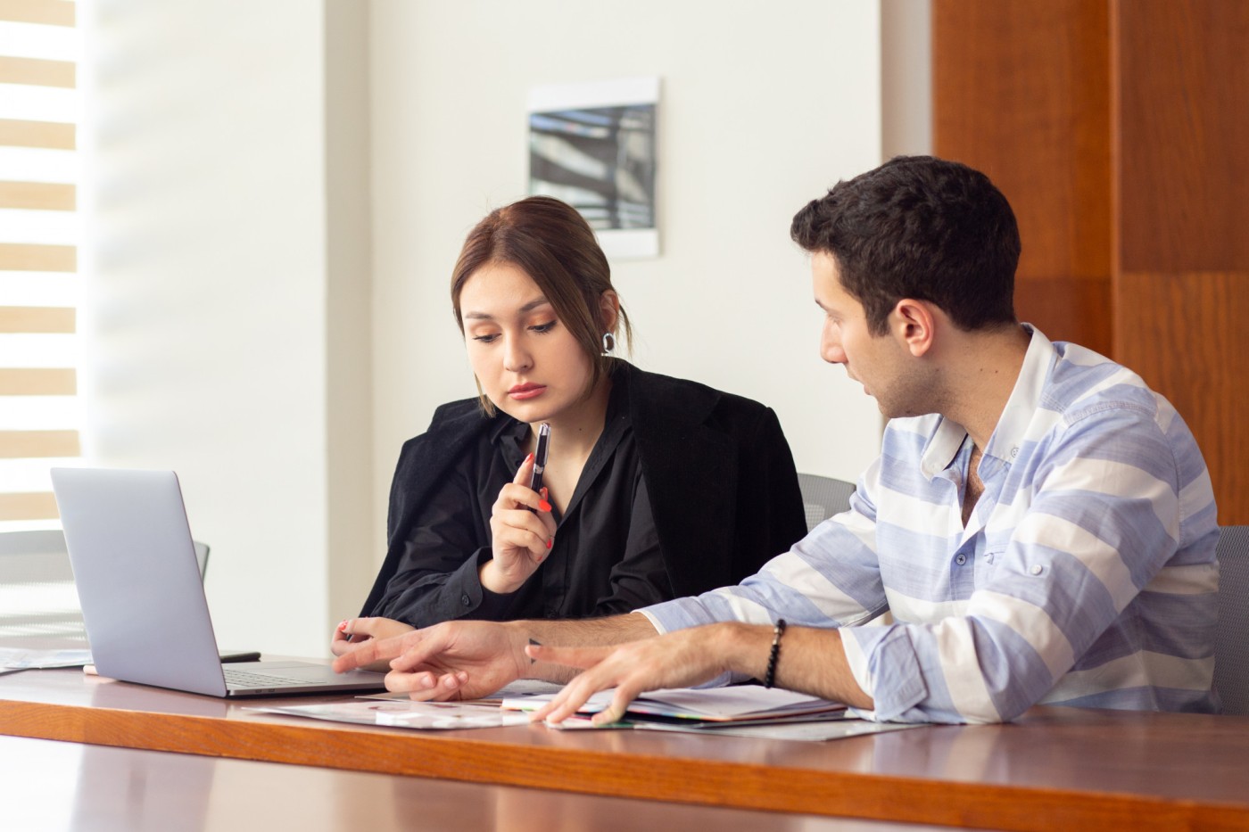 Who Does UAE E-Invoicing Apply To